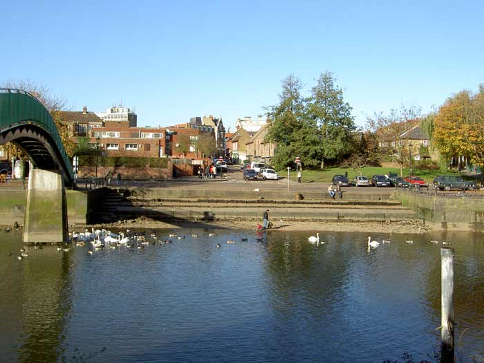 Low tide beside the Eel Pie bridge, 13/11/04